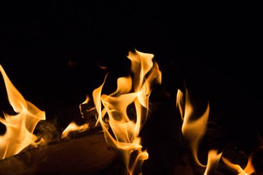 Gece karanlığında parlak bir ateş