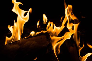 Gece karanlığında parlak bir ateş