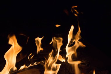 Gece karanlığında parlak bir ateş