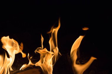 Gece karanlığında parlak bir ateş