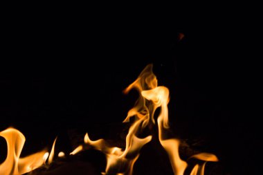 Gece karanlığında parlak bir ateş