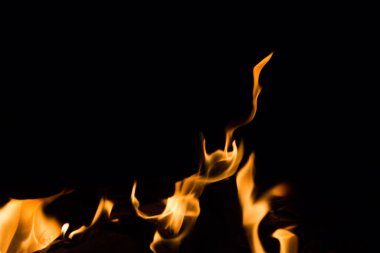 Gece karanlığında parlak bir ateş