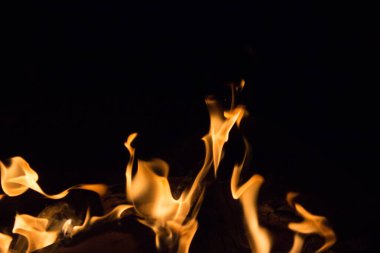 Gece karanlığında parlak bir ateş