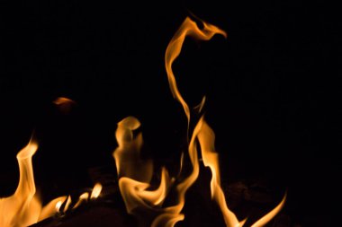 Gece karanlığında parlak bir ateş