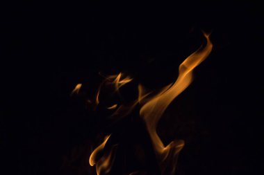 Gece karanlığında parlak bir ateş