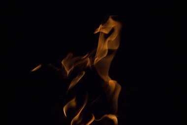 Gece karanlığında parlak bir ateş