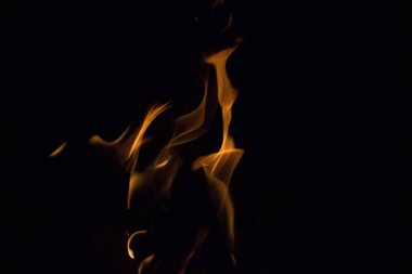 Gece karanlığında parlak bir ateş