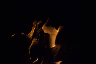 Gece karanlığında parlak bir ateş