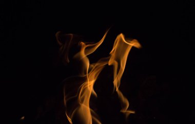 Gece karanlığında parlak bir ateş