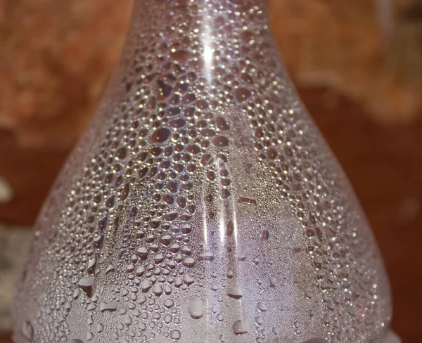 yuvarlak damlalar şişenin üzerine