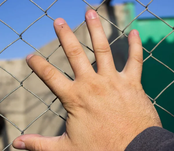 Demir bir ızgarada el.