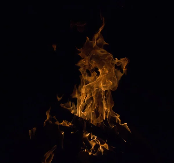 Helles Feuer Auf Schwarzem Hintergrund Der Nacht — Stockfoto