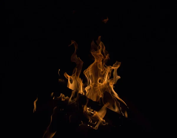 夜间在黑色背景上的明亮的火光 — 图库照片