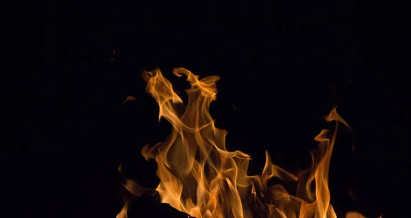 Gece Karanlığında Parlak Bir Ateş — Stok fotoğraf