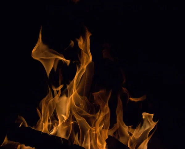 Gece Karanlığında Parlak Bir Ateş — Stok fotoğraf
