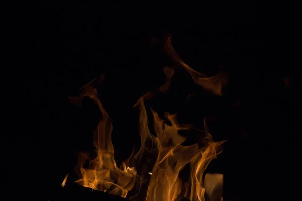 Gece karanlığında parlak bir ateş