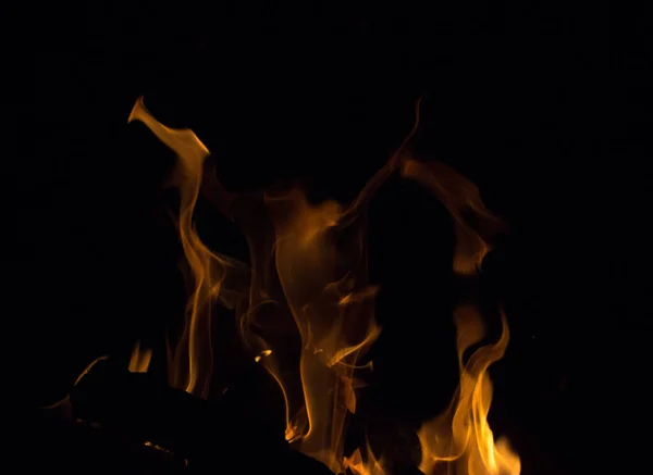 Jasny Ogień Czarnym Tle Nocy — Zdjęcie stockowe