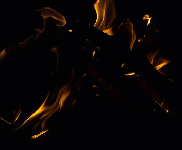 Fuego Brillante Sobre Fondo Negro Por Noche — Foto de Stock