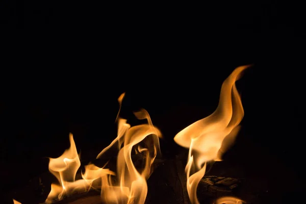 Fuego Brillante Sobre Fondo Negro Por Noche — Foto de Stock