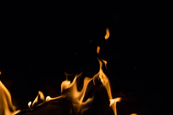 Fényes Tűz Egy Fekete Háttér Éjjel — Stock Fotó
