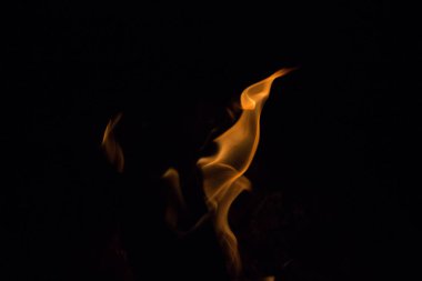 Gece karanlığında parlak bir ateş