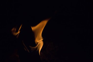 Gece karanlığında parlak bir ateş