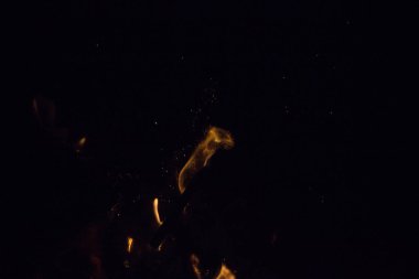 Gece karanlığında ateş kıvılcımları