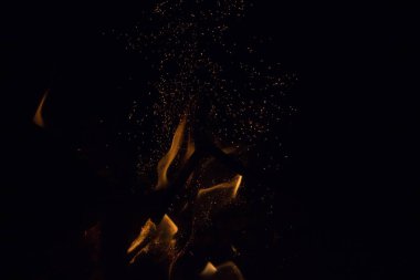 Gece karanlığında ateş kıvılcımları
