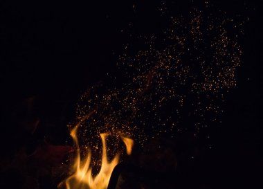 Gece karanlığında ateş kıvılcımları