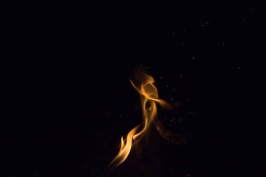 Gece karanlığında ateş kıvılcımları