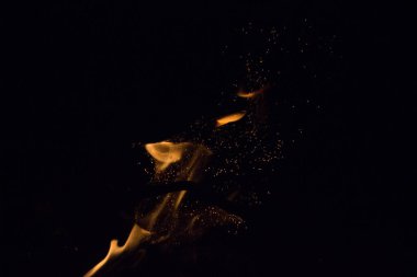 Gece karanlığında ateş kıvılcımları