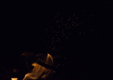 Gece karanlığında ateş kıvılcımları