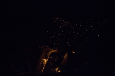 Gece karanlığında ateş kıvılcımları