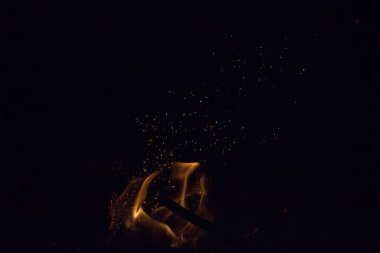 Gece karanlığında ateş kıvılcımları