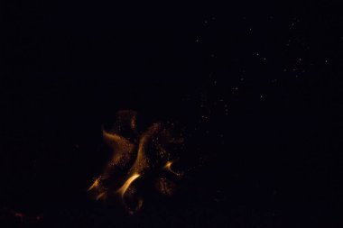 Gece karanlığında ateş kıvılcımları