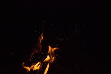 Gece karanlığında ateş kıvılcımları