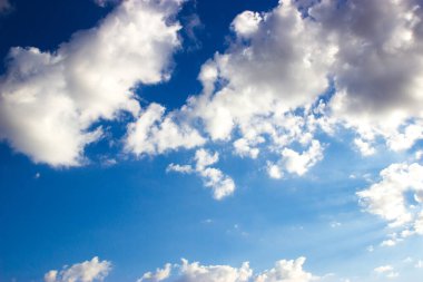 Mavi gökyüzünde beyaz bulutlar