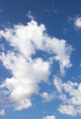 Mavi gökyüzünde beyaz bulutlar