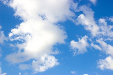 Mavi gökyüzünde beyaz bulutlar