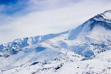 Doğanın arka planında karlı dağlar