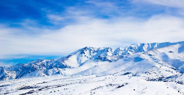Doğanın arka planında karlı dağlar