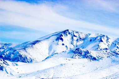 Doğanın arka planında karlı dağlar