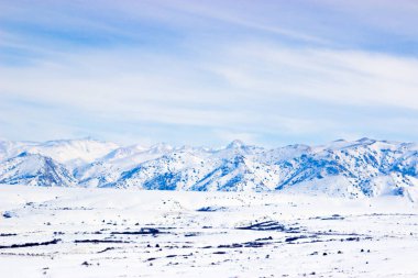 Doğanın arka planında karlı dağlar
