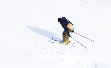 Dağdan kayakla gelmek, spor müsabakaları kayak yapmak..