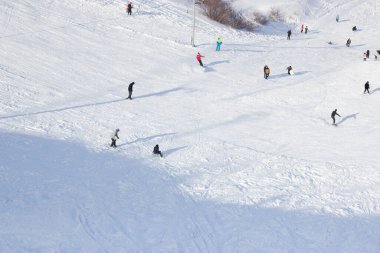 Kayakçılar için karlı bir yol