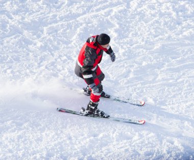 Dağdan kayakla gelmek, spor müsabakaları kayak yapmak..