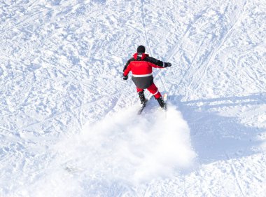 Dağdan kayakla gelmek, spor müsabakaları kayak yapmak..