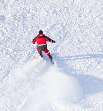 Dağdan kayakla gelmek, spor müsabakaları kayak yapmak..