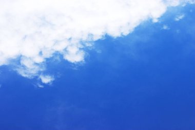 mavi gökyüzü ve arkaplanda beyaz bulutlar