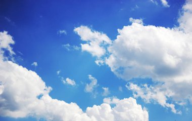 mavi gökyüzü ve arkaplanda beyaz bulutlar